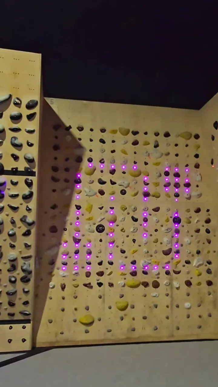 Los LEDs de la pared de Torresamper dibujando letras